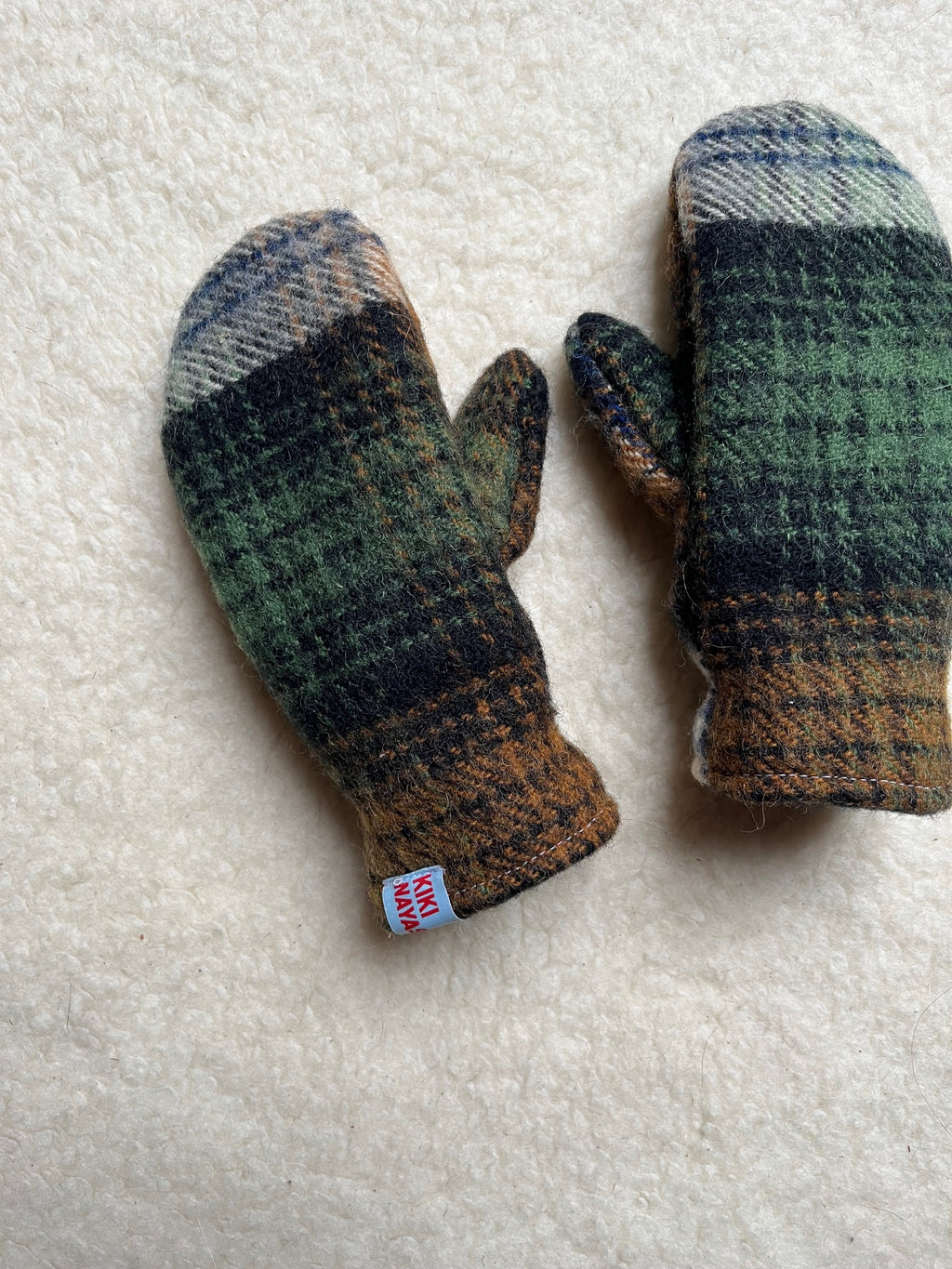 Moufles upcyclées en laine tartan