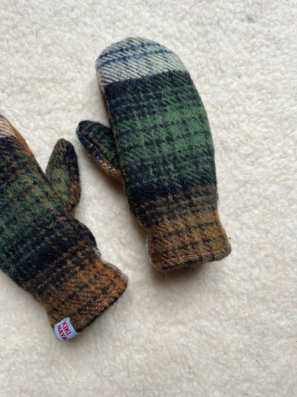 Moufles upcyclées en laine tartan