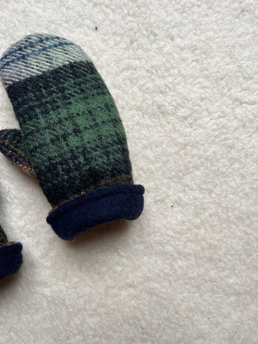 Moufles upcyclées en laine tartan