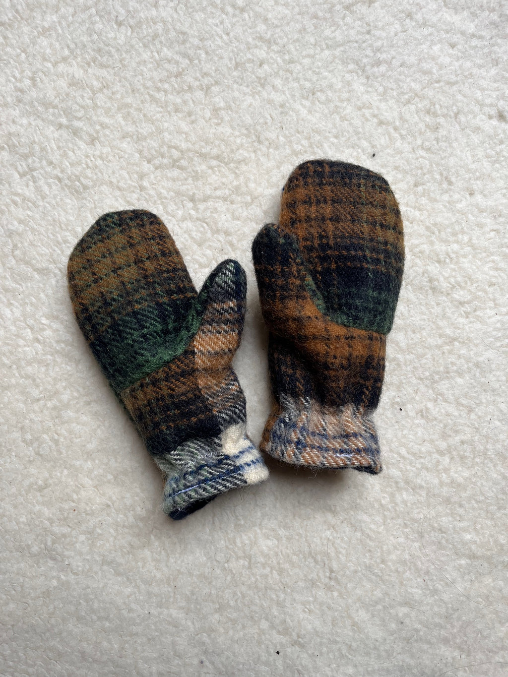 Moufles upcyclées en laine tartan